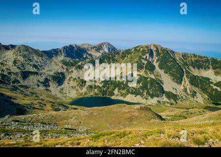 Chemin entre la hutte de Vihren et le pic de Vihren dans le parc national de Pirin, près de Bansko, Bulgarie Banque D'Images