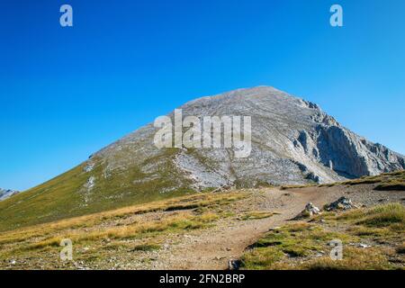 Chemin entre la hutte de Vihren et le pic de Vihren dans le parc national de Pirin, près de Bansko, Bulgarie Banque D'Images