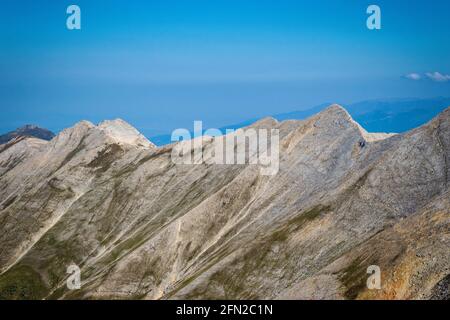 Chemin entre la hutte de Vihren et le pic de Vihren dans le parc national de Pirin, près de Bansko, Bulgarie Banque D'Images