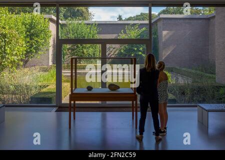 Jeune couple dans l'intérieur de Kroller-Muller Museum, le Parc national Hoge Veluwe, Otterlo, Pays-Bas, Europe Banque D'Images