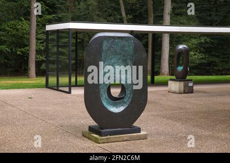 Double forme, et l'Élégie III, par Barbara Hepworth, 1965 et 1966, Kroller-Muller Museum, le Parc national Hoge Veluwe, Otterlo, Pays-Bas, Europe Banque D'Images