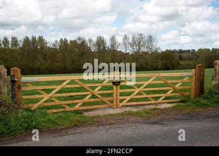 Hampshire, Angleterre, Royaume-Uni. 2021. Portes doubles à cinq barres verrouillées et sécurisant un champ de fermiers dans la campagne du Hampshire, Angleterre, Royaume-Uni Banque D'Images