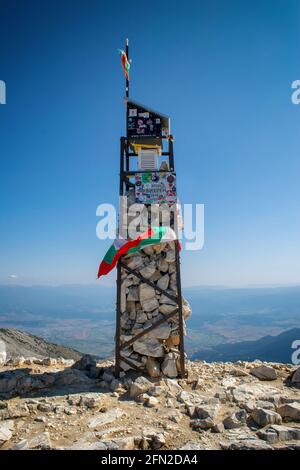 Chemin entre la hutte de Vihren et le pic de Vihren dans le parc national de Pirin, près de Bansko, Bulgarie Banque D'Images