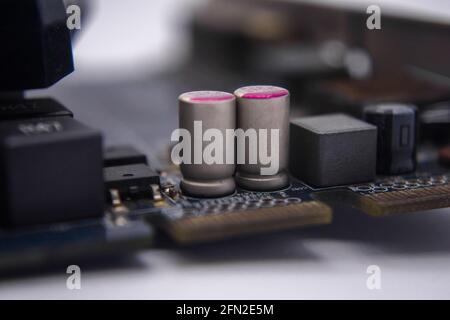 Carte graphique d'ordinateur ou carte d'affichage et circuits : DVI, connecteurs de port d'affichage isolés sur fond blanc. Banque D'Images