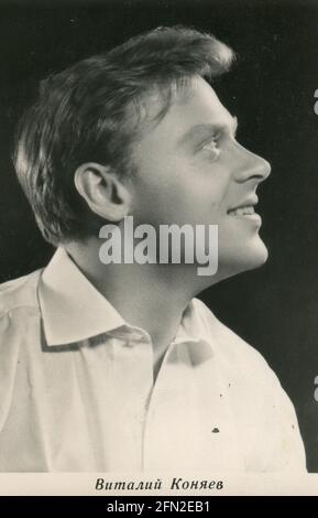 Vitali Anatolievich Konyayev (Виталий Анатольевич Коняев; 11 mai 1937 à Kronstadt) est un acteur de cinéma et de théâtre soviétique et russe, l'artiste populaire de Russie (1998). Carte postale ancienne de l'URSS, 1961. Banque D'Images