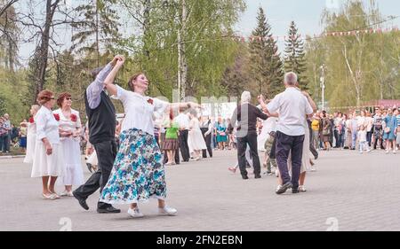 Ekaterinbourg, Russie - 9 mai 2021 : les couples seniors dansent dans le parc de printemps de la ville. Banque D'Images