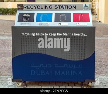 Dubai, Émirats Arabes Unis - 25 janvier 2016 : station de recyclage dans la rue Marina de Dubaï Banque D'Images