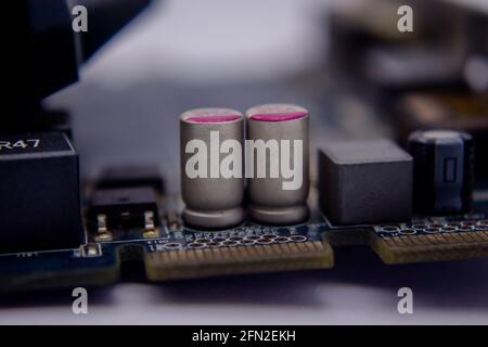 Carte graphique d'ordinateur ou carte d'affichage et circuits : DVI, connecteurs de port d'affichage isolés sur fond blanc. Banque D'Images