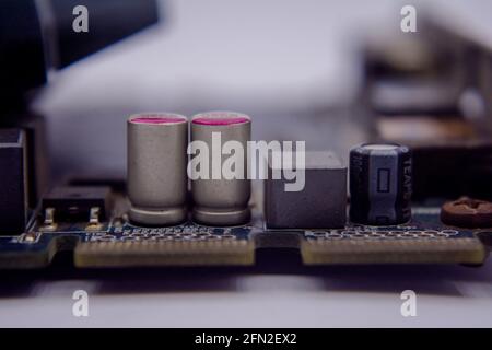 Carte graphique d'ordinateur ou carte d'affichage et circuits : DVI, connecteurs de port d'affichage isolés sur fond blanc. Banque D'Images