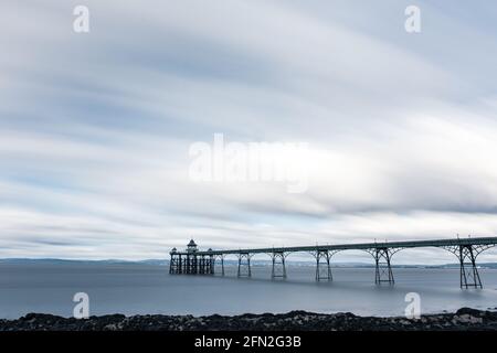 La jetée victorienne de Clevedon dans le Somerset en exposition très longue. Banque D'Images