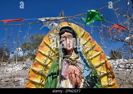 Mexique. 05 avril 2021. Sinaloa, 5 avril 2021 le long de la route nationale 15 dans l'état de Sinaloa, on peut trouver la chapelle de Santa Muerte ainsi que les églises catholiques et les statues consacrées à la Virgen de Guadalupe, le Saint catholique le plus célèbre au Mexique. Santa Muerte est un culte pour les pauvres et les marginalisés, glorifie la Sainte mort et est souvent adoré par les personnes travaillant dans l'industrie de la drogue. (Photo de Teun Voeten/Sipa USA) crédit: SIPA USA/Alay Live News Banque D'Images