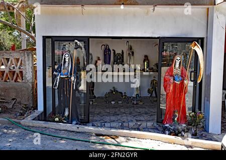 Mexique. 05 avril 2021. Sinaloa, 5 avril 2021 le long de la route nationale 15 dans l'état de Sinaloa, on peut trouver la chapelle de Santa Muerte ainsi que les églises catholiques et les statues consacrées à la Virgen de Guadalupe, le Saint catholique le plus célèbre au Mexique. Santa Muerte est un culte pour les pauvres et les marginalisés, glorifie la Sainte mort et est souvent adoré par les personnes travaillant dans l'industrie de la drogue. (Photo de Teun Voeten/Sipa USA) crédit: SIPA USA/Alay Live News Banque D'Images