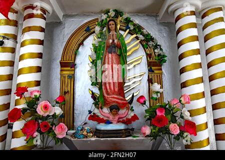 Mexique. 05 avril 2021. Sinaloa, 5 avril 2021 le long de la route nationale 15 dans l'état de Sinaloa, on peut trouver la chapelle de Santa Muerte ainsi que les églises catholiques et les statues consacrées à la Virgen de Guadalupe, le Saint catholique le plus célèbre au Mexique. Santa Muerte est un culte pour les pauvres et les marginalisés, glorifie la Sainte mort et est souvent adoré par les personnes travaillant dans l'industrie de la drogue. (Photo de Teun Voeten/Sipa USA) crédit: SIPA USA/Alay Live News Banque D'Images