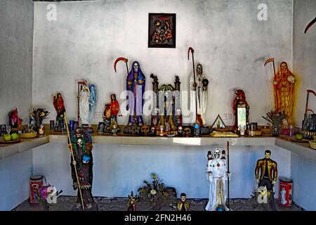 Mexique. 05 avril 2021. Sinaloa, 5 avril 2021 le long de la route nationale 15 dans l'état de Sinaloa, on peut trouver la chapelle de Santa Muerte ainsi que les églises catholiques et les statues consacrées à la Virgen de Guadalupe, le Saint catholique le plus célèbre au Mexique. Santa Muerte est un culte pour les pauvres et les marginalisés, glorifie la Sainte mort et est souvent adoré par les personnes travaillant dans l'industrie de la drogue. (Photo de Teun Voeten/Sipa USA) crédit: SIPA USA/Alay Live News Banque D'Images