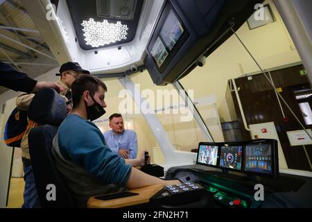 Moscou, Russie. 13 mai 2021. Les gens visitent le taxi d'un tramway exposé lors de l'exposition internationale ElectropTrans sur le transport électrique urbain à Moscou, en Russie, le 13 mai 2021. L'exposition durera jusqu'au 14 mai. Credit: Alexander Zemlianichenko Jr/Xinhua/Alay Live News Banque D'Images