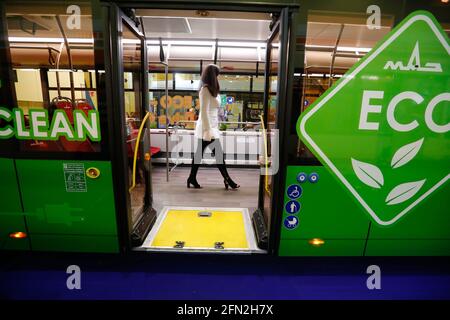 Moscou, Russie. 13 mai 2021. Un visiteur marche dans un bus électrique exposé lors de l'exposition internationale ElectroTrans sur le transport électrique urbain à Moscou, Russie, le 13 mai 2021. L'exposition durera jusqu'au 14 mai. Credit: Alexander Zemlianichenko Jr/Xinhua/Alay Live News Banque D'Images