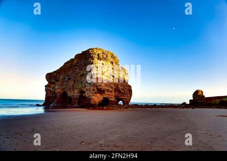 Rocher sécessionniste géant sur la plage de Marsden, South Shields, dans le nord de l'Angleterre Banque D'Images