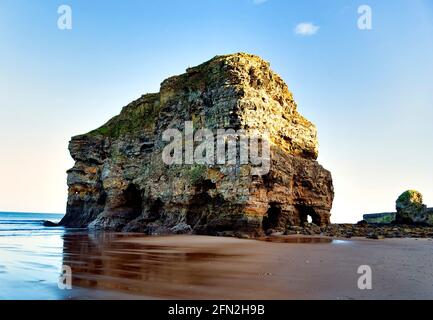 Rocher sécessionniste géant sur la plage de Marsden, South Shields, dans le nord de l'Angleterre Banque D'Images