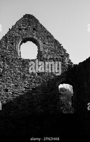 Monochrome, noir et blanc de la fin de la Gable de la pierre en ruines du XIIe siècle Norman House, Richard Baldwin 2n comte de Devon Christchurch Royaume-Uni Banque D'Images