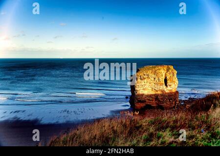 Rocher sécessionniste géant sur la plage de Marsden, South Shields, dans le nord de l'Angleterre Banque D'Images