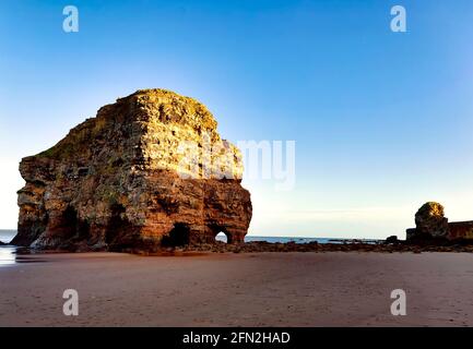 Rocher sécessionniste géant sur la plage de Marsden, South Shields, dans le nord de l'Angleterre Banque D'Images