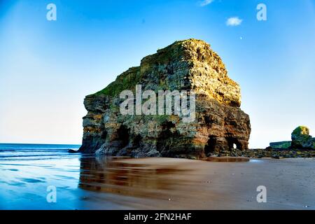 Rocher sécessionniste géant sur la plage de Marsden, South Shields, dans le nord de l'Angleterre Banque D'Images