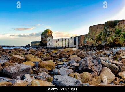 Rocher sécessionniste géant sur la plage de Marsden, South Shields, dans le nord de l'Angleterre Banque D'Images