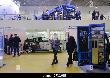 Moscou, Russie. 13 mai 2021. Les gens visitent l'exposition internationale ElectroTrans sur le transport électrique urbain à Moscou, en Russie, le 13 mai 2021. L'exposition durera jusqu'au 14 mai. Credit: Alexander Zemlianichenko Jr/Xinhua/Alay Live News Banque D'Images