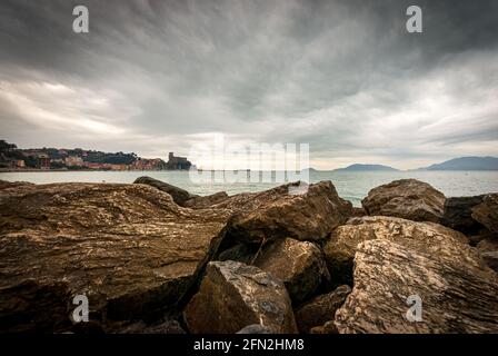 Ville de Lerici en hiver avec paysage marin et falaises. Golfe de la Spezia, Ligurie, Italie, Europe. À l'horizon, les îles Palmaria et Tino. Porto Venere. Banque D'Images