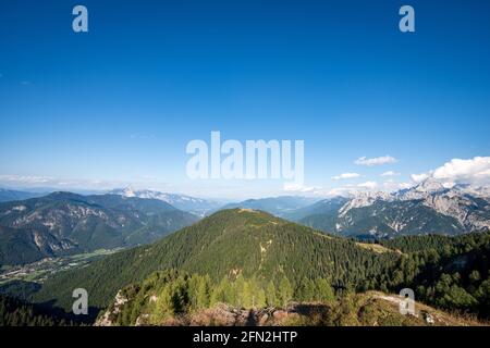 Alpes juliennes du Monte Santo di Lussari, Val Canale Valley, Tarvisio, Friuli Venezia Giulia, Italie. À l'horizon, le pic du Mont Mangart. Banque D'Images