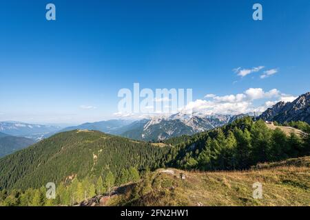 Alpes juliennes du Monte Santo di Lussari, Val Canale Valley, Tarvisio, Friuli Venezia Giulia, Italie. À l'horizon, le pic du Mont Mangart. Banque D'Images