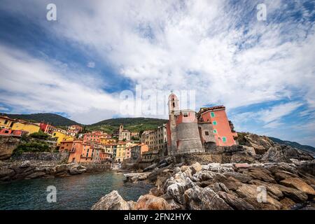 Village de Tellaro, station touristique dans le golfe de la Spezia, Ligurie, Italie, Europe du Sud. Église de San Giorgio, XVIe siècle. Banque D'Images