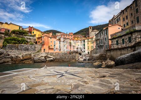 Le petit et ancien village de Tellaro, station touristique dans le golfe de la Spezia, municipalité de Lerici, Ligurie, Italie, Europe du Sud. Banque D'Images