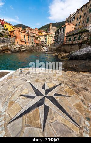 Le petit et ancien village de Tellaro, station touristique dans le golfe de la Spezia, municipalité de Lerici, Ligurie, Italie, Europe du Sud. Banque D'Images