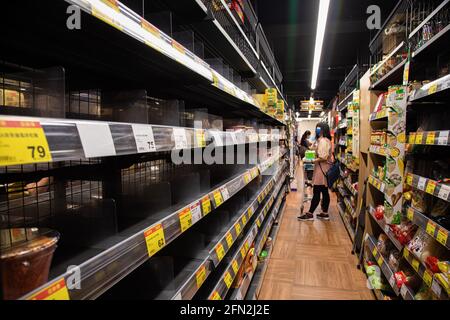 Taipei, Taïwan. 13 mai 2021. Une femme a vu faire du shopping dans un supermarché avec des étagères de nourriture presque vidées à la suite de l'épidémie de COVID-19. Le Président Tsai prononce un discours à la suite du déclenchement de la COVID-19 au Bureau présidentiel. (Photo par Annabelle Chih/SOPA Images/Sipa USA) crédit: SIPA USA/Alay Live News Banque D'Images