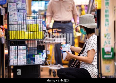 Taipei, Taïwan. 13 mai 2021. Une femme achète des boîtes de masques faciaux à la suite de l'épidémie de coronavirus (COVID-19) à Taipei. Le Président Tsai prononce un discours à la suite du déclenchement de la COVID-19 au Bureau présidentiel. (Photo par Annabelle Chih/SOPA Images/Sipa USA) crédit: SIPA USA/Alay Live News Banque D'Images