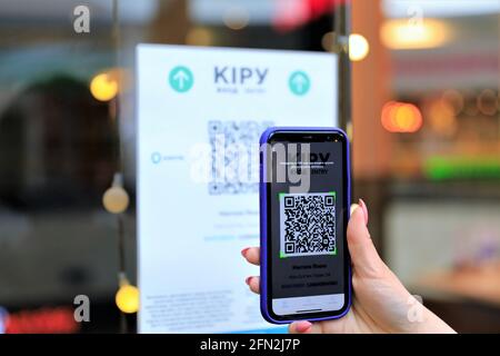 (210513) -- NUR-SULTAN, 13 mai 2021 (Xinhua) -- UNE femme scanne le code QR pour identifier l'état de santé dans un centre commercial de Nur-Sultan, Kazakhstan, 13 mai 2021. Le Comité de contrôle épidémiologique sanitaire du Kazakhstan a annoncé que l'aéroport de Nur-Sultan est sur le point de lancer un projet pilote Ashyq visant à identifier le statut COVID-19 des passagers, lancé à partir de mai 12. Credit: Xinhua/Alay Live News Banque D'Images