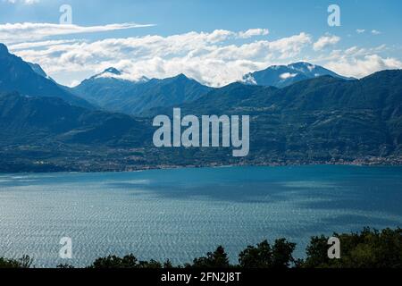 Lago di Garda. Vue imprenable sur le lac de Garde avec la côte Lombardie vue depuis le Monte Baldo (montagne Baldo). San Zeno di Montagna, Italie. Banque D'Images