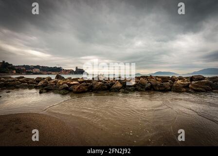 Ville de Lerici en hiver avec paysage marin et falaises. Golfe de la Spezia Ligurie, Italie, Europe. À l'horizon, les îles Palmaria et Tino. Porto Venere. Banque D'Images