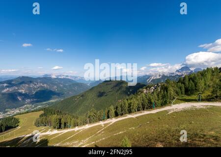 Alpes juliennes vues du Monte Lussari avec le petit village de Camporosso à Valcanale, Val Canale Valley, Tarvisio, Friuli Venezia Giulia, Italie. Banque D'Images