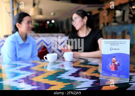 (210513) -- NUR-SULTAN, 13 mai 2021 (Xinhua) -- photo prise le 13 mai 2021 montre une carte d'instruction pour utiliser l'application 'Ashyq' dans un restaurant à Nur-Sultan, Kazakhstan, 13 mai 2021. Le Comité de contrôle épidémiologique sanitaire du Kazakhstan a annoncé que l'aéroport de Nur-Sultan est sur le point de lancer un projet pilote Ashyq visant à identifier le statut COVID-19 des passagers, lancé à partir de mai 12. Credit: Xinhua/Alay Live News Banque D'Images