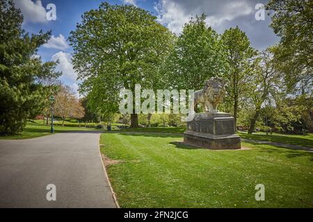 Lion Monument, The Arboretum Park, Lincoln, Lincolnshire, Royaume-Uni Statue du lion. 1872. Par Austin & Seeley. Présenté par FJ Clarke. Figure de composition, lar Banque D'Images