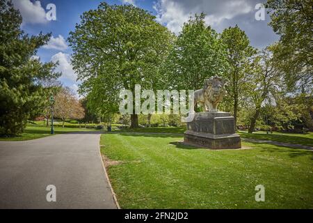 Lion Monument, The Arboretum Park, Lincoln, Lincolnshire, Royaume-Uni Statue du lion. 1872. Par Austin & Seeley. Présenté par FJ Clarke. Figure de composition, lar Banque D'Images