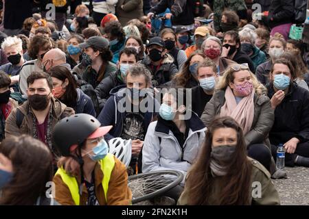 Glasgow, Écosse, Royaume-Uni. 13 mai 2021. Les manifestants se rassemblent à Pollokshields pour empêcher la déportation de personnes de leur foyer. Une forte présence policière se poursuit avec une opposition tendue entre la police et les manifestants qui sont assis dans la rue Kenmure qui bloque l'accès. Crédit : Iain Masterton/Alay Live News Banque D'Images