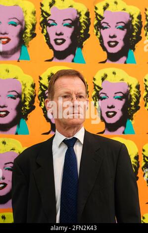 Nicholas Serota, directeur du Tate, se trouve devant le « diptych » d'Andy Warhol à la galerie Tate Modern. Pour la première fois depuis son ouverture en 2000, la galerie a recanché une partie de sa collection permanente, les œuvres sont maintenant organisées autour de périodes clés dans l'histoire de l'art du XXe siècle. Tate Modern, Londres, Royaume-Uni. 22 mai 2006 Banque D'Images