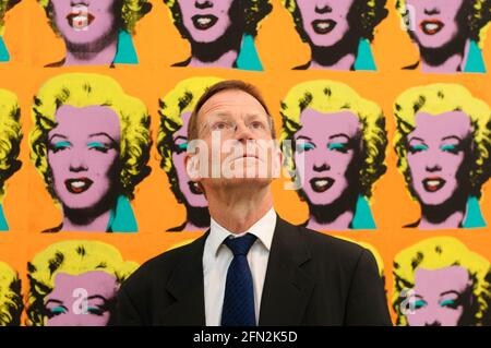 Nicholas Serota, directeur du Tate, se trouve devant le « diptych » d'Andy Warhol à la galerie Tate Modern. Pour la première fois depuis son ouverture en 2000, la galerie a recanché une partie de sa collection permanente, les œuvres sont maintenant organisées autour de périodes clés dans l'histoire de l'art du XXe siècle. Tate Modern, Londres, Royaume-Uni. 22 mai 2006 Banque D'Images