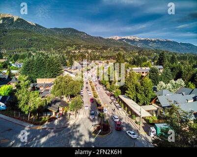 VILLA LA ANGOSTURA, ARGENTINE - 24 janvier 2020 : vue sur la rue principale de Villa la Angostura, route 40. Banque D'Images