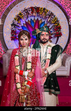 magnifique superbe mariée indienne et robe traditionnelle de marié posent sur leur cérémonie de mariage. Banque D'Images