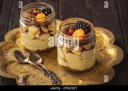 Dessert tiramisu fait maison dans des pots en verre. Banque D'Images