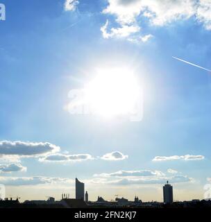 Soleil, nuages et horizon de Leipzig, Allemagne Banque D'Images